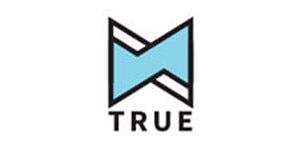 Het TRUE-logo, bestaande uit een geometrische, abstracte letter M in lichtblauwe en zwarte lijnen op een witte achtergrond.